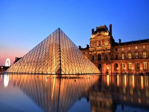 Point of interest - ICONIC LANDMARKS THE LOUVRE MUSEUM ,TUILERIES GARDEN ARE JUST A STROLL AWAY (Paris)