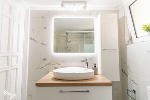 Shower, hair dryer, towels, soap - Golden Angel - Elegant Apartment in Egaleo/Athens (Egaleo)