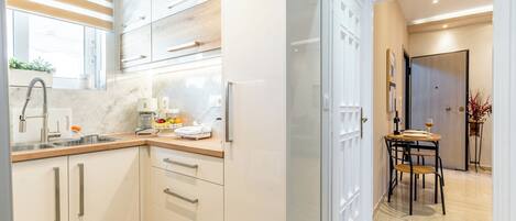 Kjøleskap, mikrobølgeovn, ovn og kokeplater