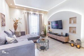 Smart TV - Golden Angel - Elegant Apartment in Egaleo/Athens (Egaleo)