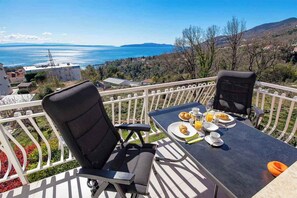 Outdoor dining - Apartment Ida - terrace with sea view (Ičići)