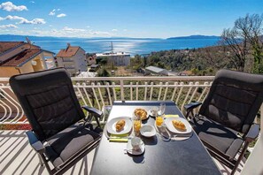 Outdoor dining - Apartment Ida - terrace with sea view (Ičići)