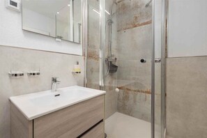 Shower, hair dryer, towels, soap - Apartment Ida - terrace with sea view (Ičići)