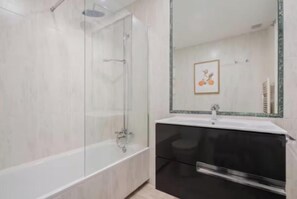 Haartrockner, Handtücher, Seife, Shampoo