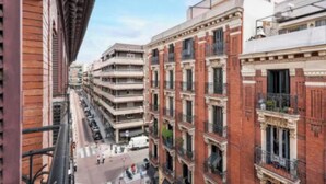 A multi-story building with balconies and a street view. - Bright & Spacious 3-Bedroom Apartment in the Heart of Madrid (Madrid)