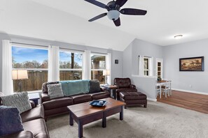 Smart TV, books - Ultimate Family Getaway! Lux 4BR Home in Allen + EPIC GAME ROOM + Deck & Grill (Allen)