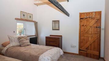 2 Schlafzimmer, individuell dekoriert, individuell eingerichtet