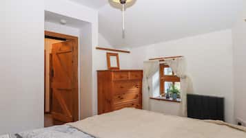 2 kamar tidur dan didekorasi berbeda-beda