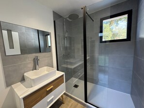 A modern bathroom with a glass shower enclosure, a white sink, and a large mirror. - Villa 400 m from the beach (Labenne)