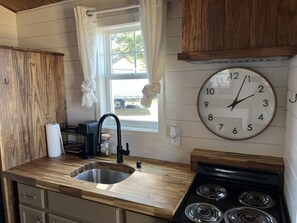 Private kitchen - Robin's Roost- Tiny house with a hot tub and bluff views (Flat Rock)
