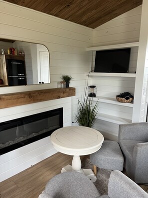 Interior - Robin's Roost- Tiny house with a hot tub and bluff views (Flat Rock)