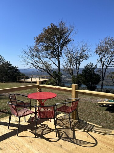 Robin's Roost- Tiny house with a hot tub and bluff views