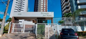 Un edificio con un letrero que dice "323 Terrazzi Sul Mare".