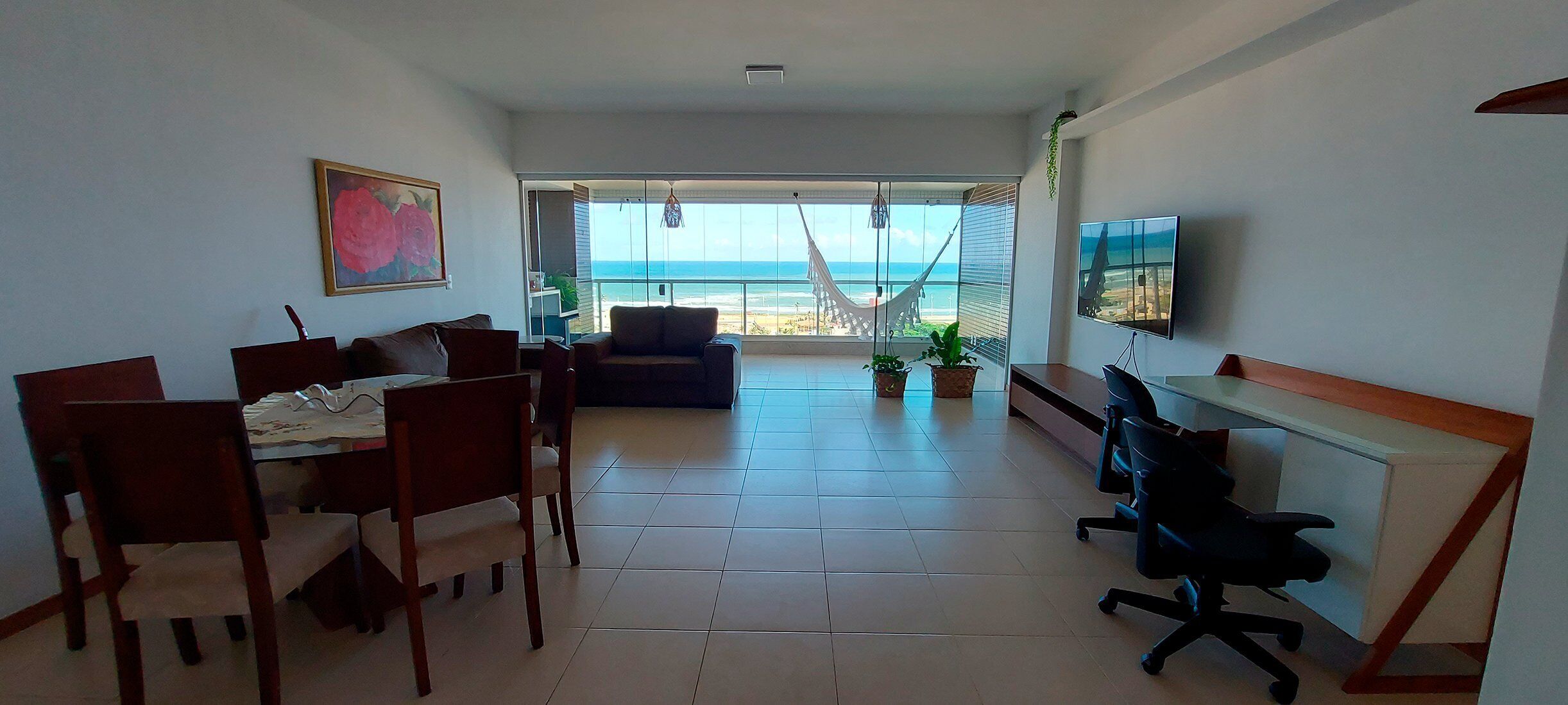 Apartamento básico | Área de estar | Smart TV 32 polegadas com canais digitais, serviços de streaming