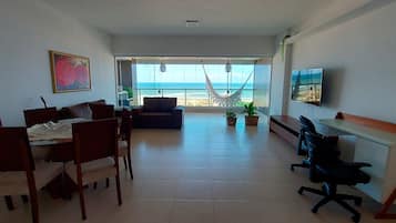 Apartamento básico | Área de estar | Smart TV 32 polegadas com canais digitais, serviços de streaming