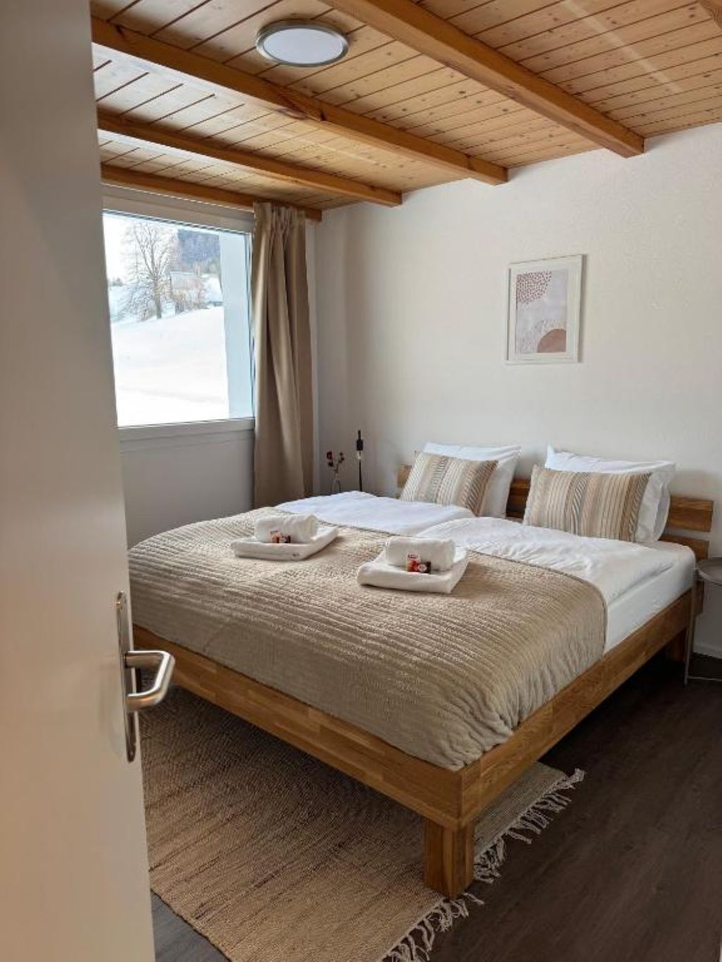 2 dormitorios, cuna de viaje, wifi gratis y ropa de cama