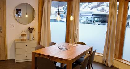 Louisa's Loft· Stylish Alpine Apartment· Hot Tub · Family · Near Ski & Trails