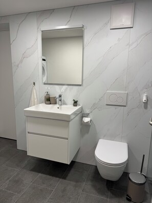 Haartrockner, Handtücher, Seife, Shampoo