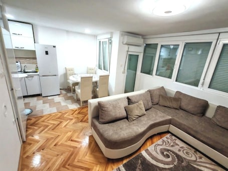 リビング エリア. Cozy 2-bedroom apartment in peaceful Pirot with AC