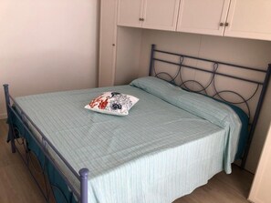 2 habitaciones, tabla de planchar con plancha y ropa de cama 