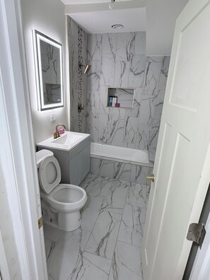 Secador de cabelo, toalhas de banho, sabonete, papel higiênico