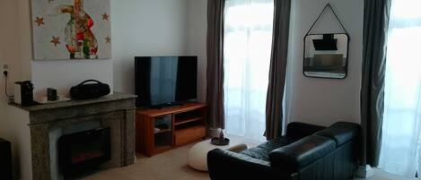 Televisión y chimenea