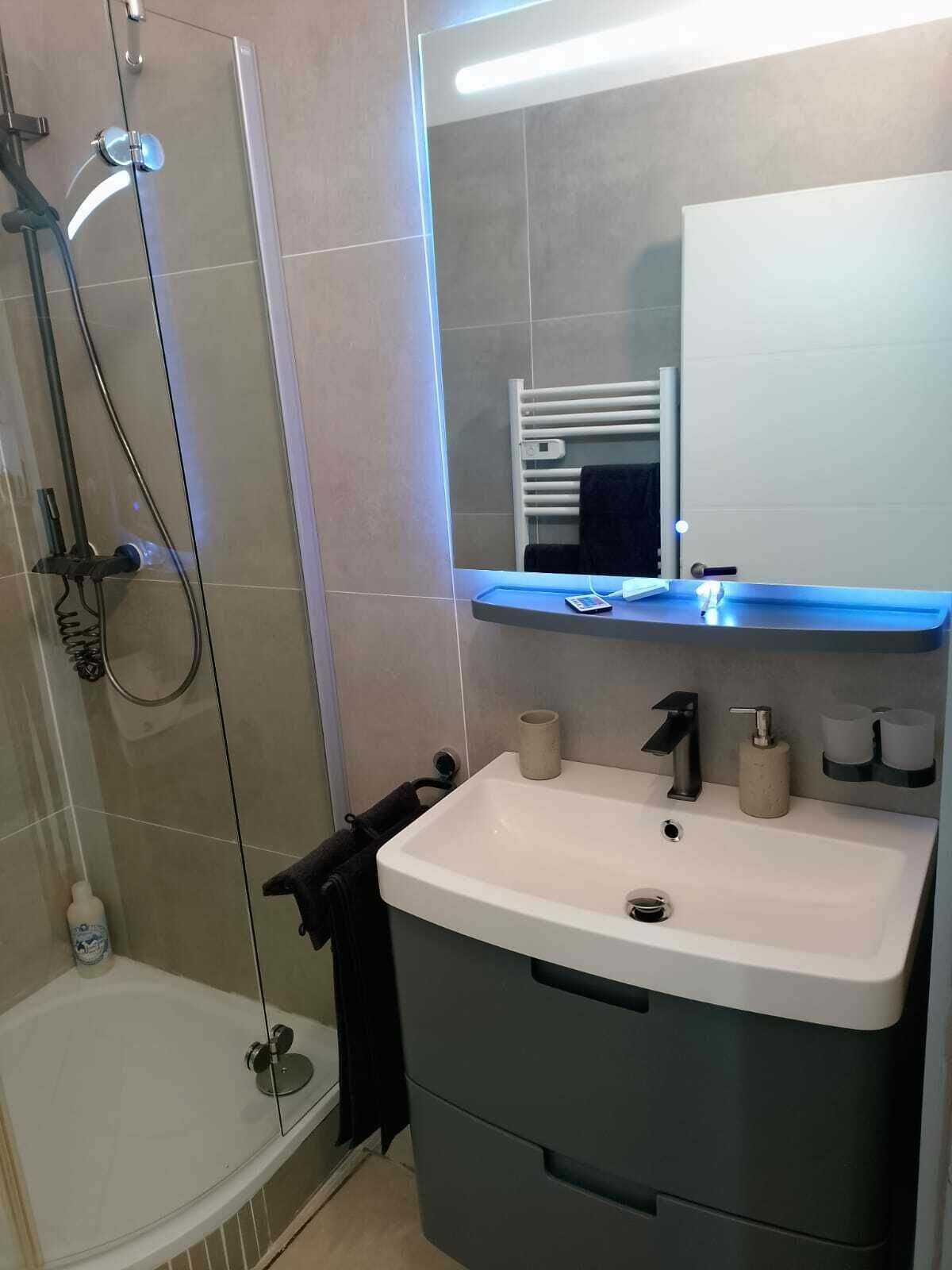 Doccia, asciugacapelli, asciugamani, sapone