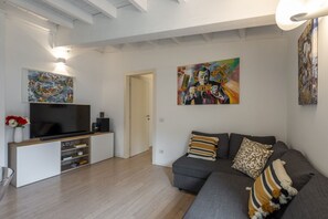 TV - UMBRIA, 120 - Cozy and well-connected (Milano)