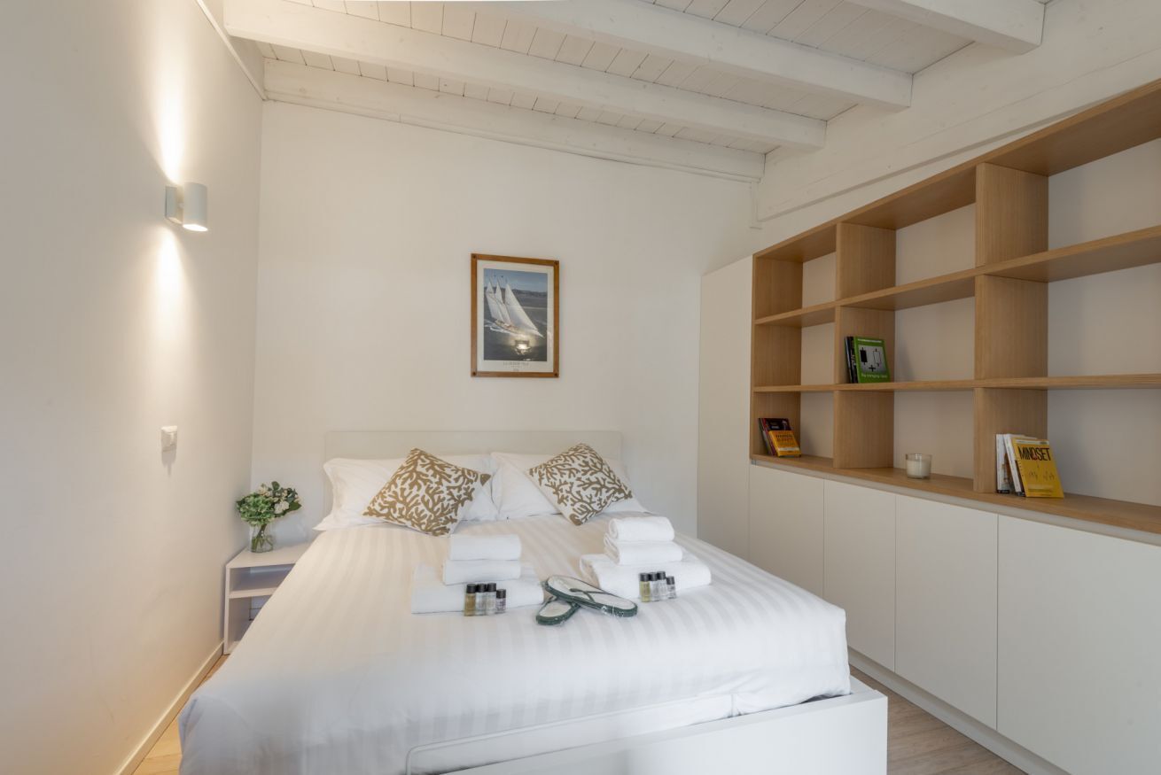 2 habitaciones y tabla de planchar con plancha 