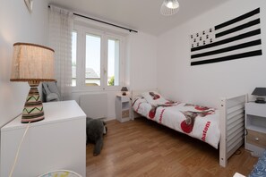 Iron/ironing board, WiFi, bed sheets