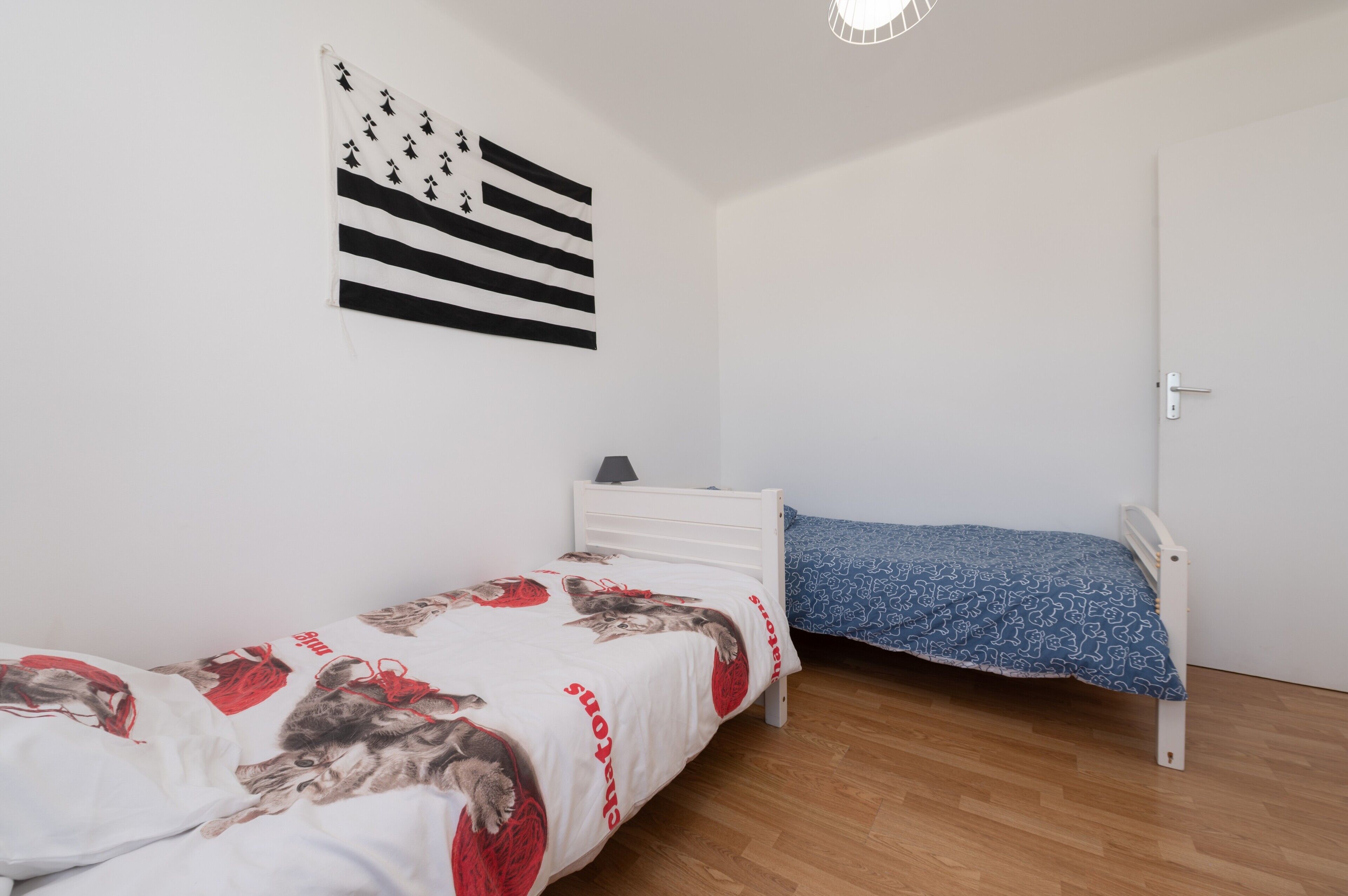 Een strijkplank/strijkijzer, wifi, beddengoed