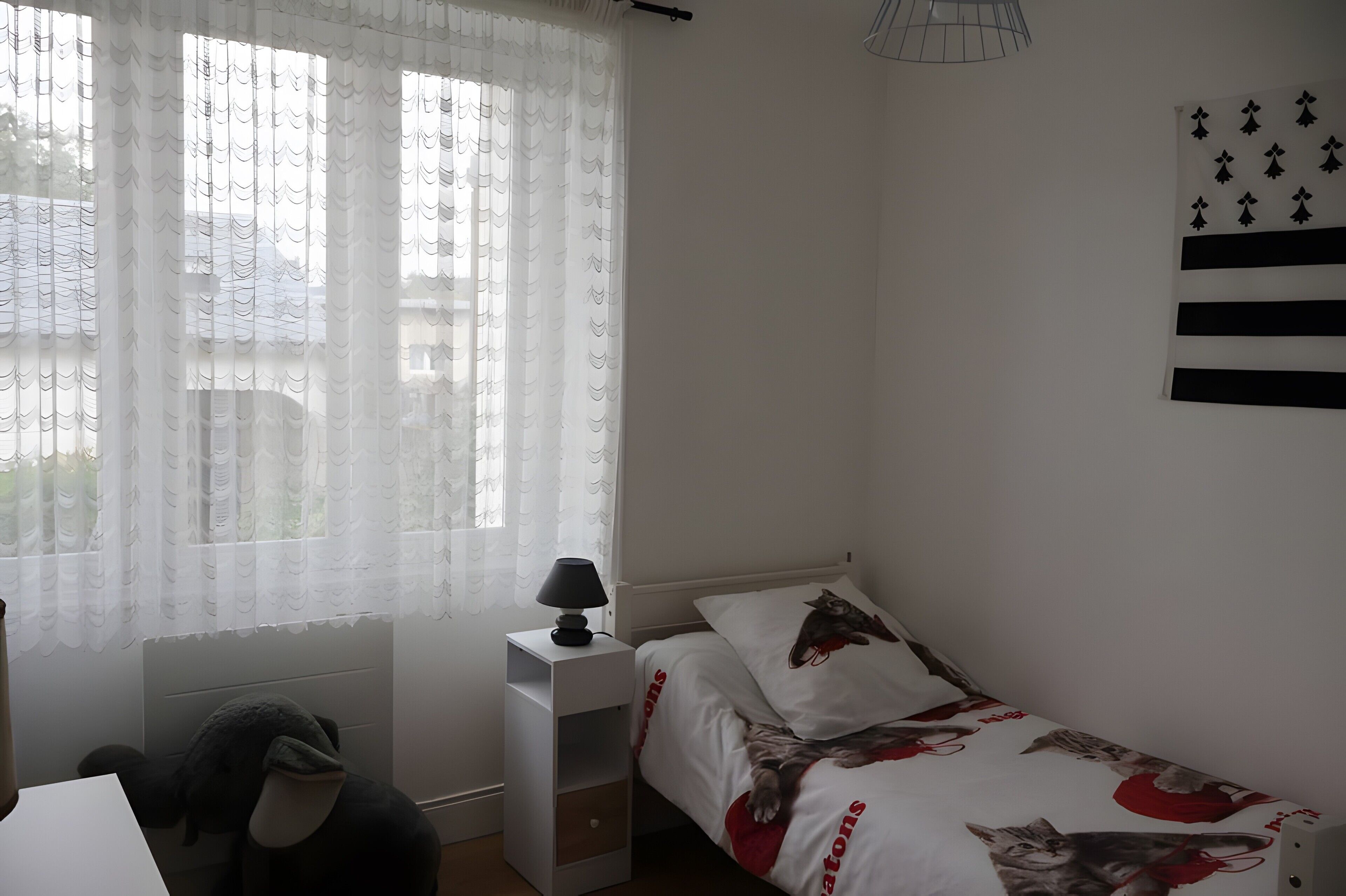 Een strijkplank/strijkijzer, wifi, beddengoed