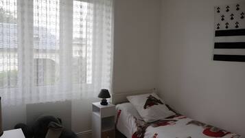 Een strijkplank/strijkijzer, wifi, beddengoed