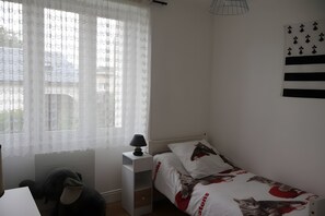 Tabla de planchar con plancha, wifi, ropa de cama