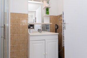 Shower, hair dryer, towels