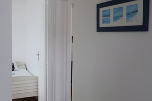 Tabla de planchar con plancha, wifi, ropa de cama