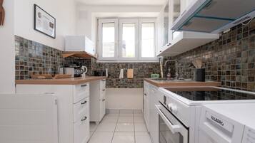 Frigorifero, microonde, forno, piano cottura