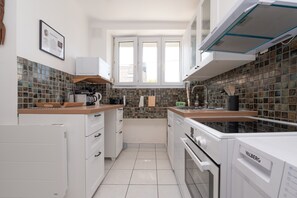 Réfrigérateur, four à micro-ondes, un four, surface de cuisson