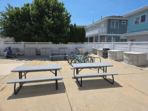 Outdoor dining - Peaceful 2-bedroom condo in Wildwood Crest, close to beach (Wildwood)
