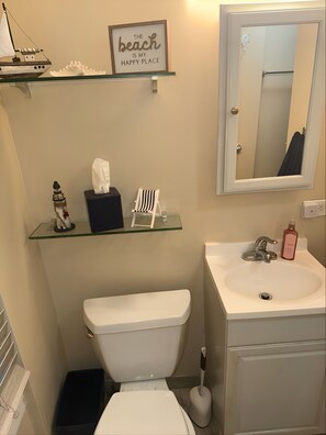 Bathroom - Peaceful 2-bedroom condo in Wildwood Crest, close to beach (Wildwood)