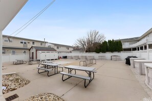 Outdoor dining - Peaceful 2-bedroom condo in Wildwood Crest, close to beach (Wildwood)