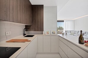 Fridge, microwave, oven, stovetop - Apartment '5min De Puerto Banús' with Mountain View, Wi-Fi and Air Conditioning (Marbella)