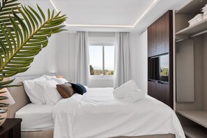 Iron/ironing board, WiFi, bed sheets - Apartment '5min De Puerto Banús' with Mountain View, Wi-Fi and Air Conditioning (Marbella)