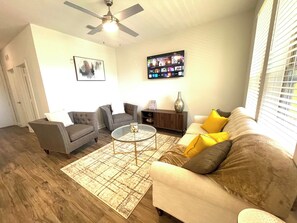 Living area - Spacious 1-BR, 2-King Beds, Near Mayo, Pool, Gym, Fast Wifi Workspace, Beach (Jacksonville)