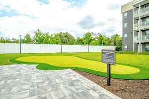 Property grounds - Spacious 1-BR, 2-King Beds, Near Mayo, Pool, Gym, Fast Wifi Workspace, Beach (Jacksonville)