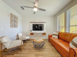 Smart TV - Spacious 1-BR, 2-King Beds, Near Mayo, Pool, Gym, Fast Wifi Workspace, Beach (Jacksonville)