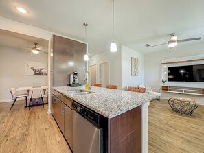 Interior - Spacious 1-BR, 2-King Beds, Near Mayo, Pool, Gym, Fast Wifi Workspace, Beach (Jacksonville)