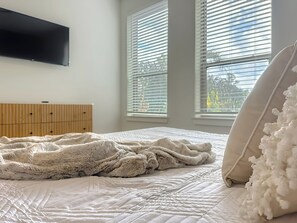 1 bedroom, iron/ironing board, WiFi, bed sheets - Spacious 1-BR, 2-King Beds, Near Mayo, Pool, Gym, Fast Wifi Workspace, Beach (Jacksonville)