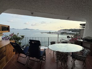 Outdoor dining - Seaside penthouse with a stunning panoramic view of beautiful Manzanillo Bay (Manzanillo)