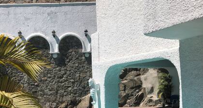 Seaside penthouse with a stunning panoramic view of beautiful Manzanillo Bay